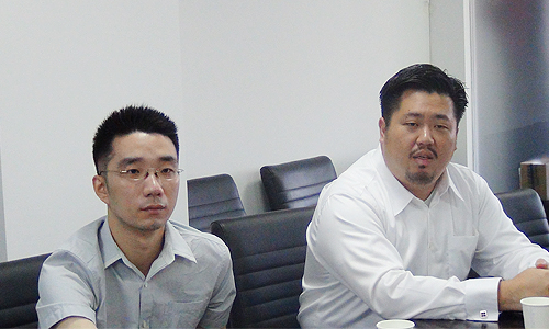 新加坡资讯通信发展管理局中国区司长、新加坡驻上海总领事馆信息产业处领事庄庆维（右）