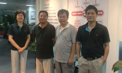 右一庄闲游戏互联董事长杨冰之，右二中科院研究生院教授吕本富， 左一庄闲游戏互联总经理郑爱军，左二互联网研究专家王俊秀