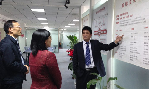 （左一）宁波市智慧城市研究院院长　顾德道　　　 　　　　　　。ㄗ蠖）宁波市智慧城市建设工作领导小组办公室主任　谢月娣
