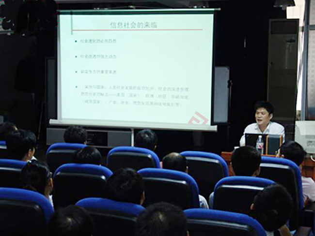 庄闲游戏信息化发展研究中心主任、浙江大学客座教授杨冰之应邀赴南华大学，为该校计算机科学与技术学院师生做了题为“网络与信息化建设人才需求”的学术讲座