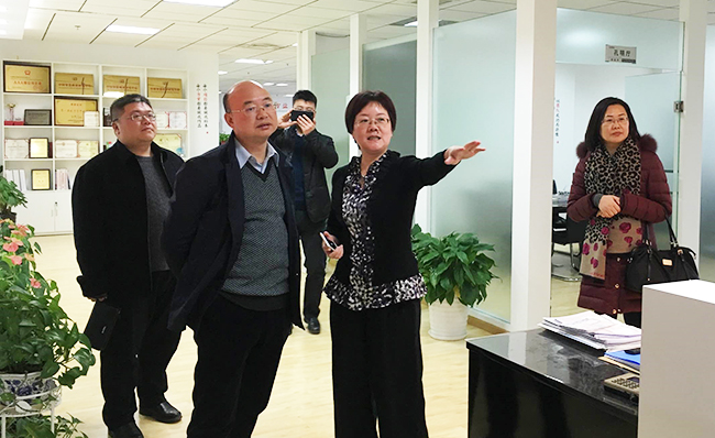 江西省信息中心主任金俊平莅临北京庄闲游戏考察指导，庄闲游戏互联总经理、首席规划师郑爱军予以热情接待。