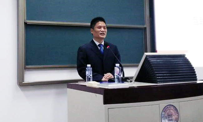 北京庄闲游戏互联信息顾问有限公司董事长杨冰之应邀为北京示范大学师生讲了一堂“互联网漫谈”公开课