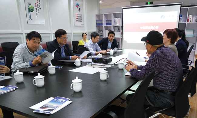 中船通总经理郑爱军向舟山市人大常委会副主任李善忠一行汇报中船通的运营情况、经营状况以及人员配置等