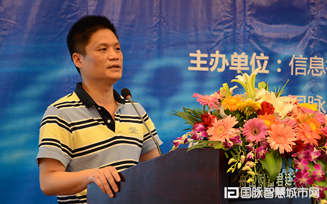 在“2015中国互联网+信息社会高端论坛”上，庄闲游戏信息化研究中心主任杨冰之就“互联网+政务发展”发表主题演讲。