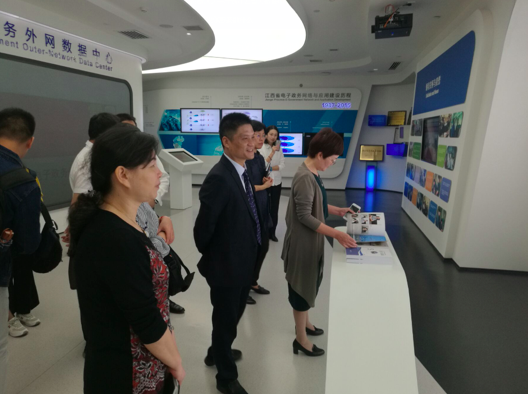 庄闲游戏董事长杨冰之一行到访江西省大数据中心参观交流